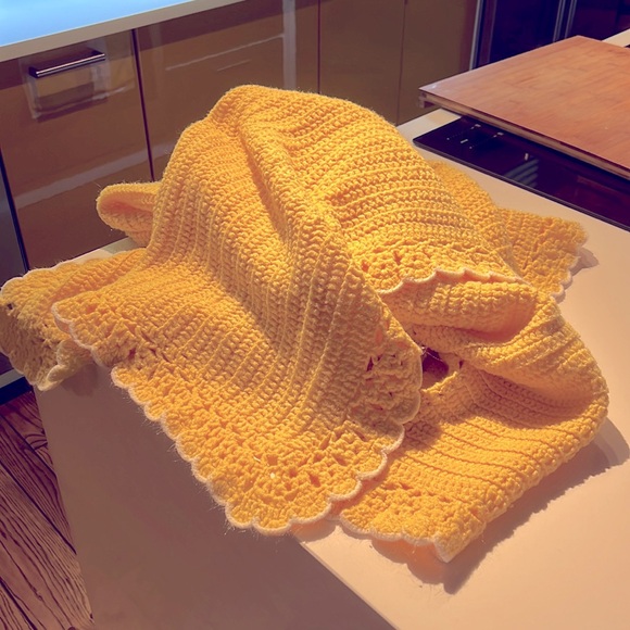 Vintage 1970s Yellow & Whit Hand Knitted Blanket 55 x 60” Used. Great condition - Picture 2 of 3